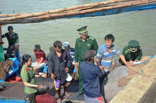 Ngư dân Phú Yên cứu 2 ngư dân Philippines bị nạn trên biển  - ảnh 1